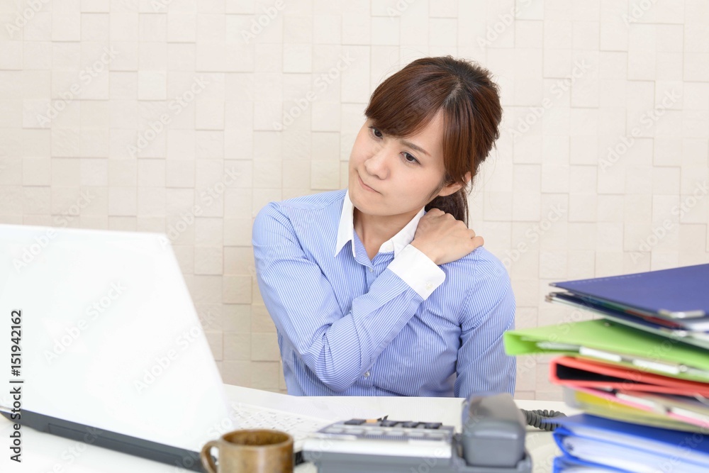 肩こりを訴えるビジネスウーマン