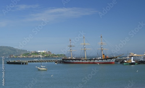 Canvas-taulu View on Alcatraz island and Balclutha boat, view from Marine Headlands, San Fran