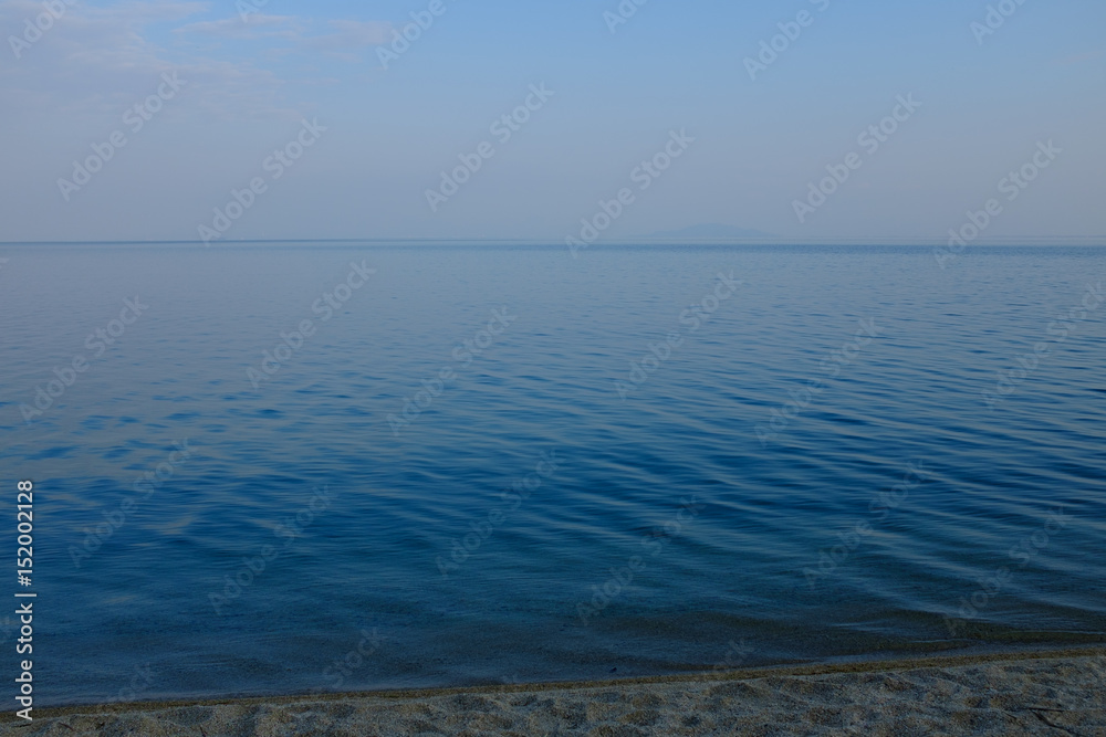 Obraz premium 琵琶湖の湖面が青い様子