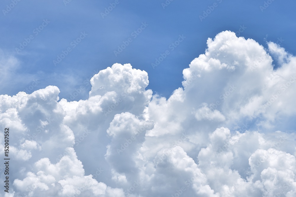 Naklejka premium The sky is wide, the white clouds are beautiful in summer, Thailand.
