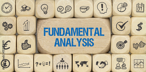 Fundamental Analysis / Würfel mit Symbole