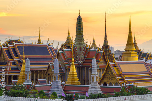 Grand palace and Wat phra keaw at sunset bangkok, Thailand © seksan94