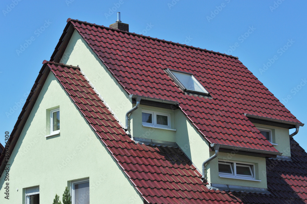 Ziegeldach mit modernisierten Dachgauben Ziegeldach mit modernisierten Dachgauben