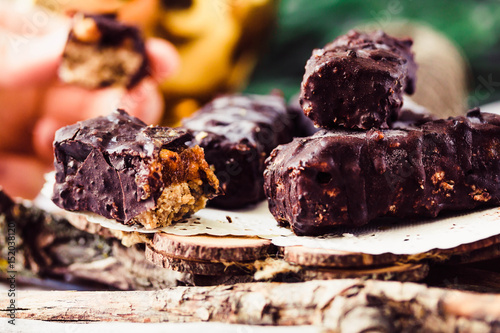 Foto Homemade raw chocolate candy snickers bars. Tone.