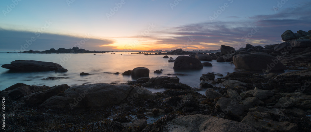 Felsen im Meer bei Sonnenaufgang, Bretagne, Frankreich, Langzeitbelichtung