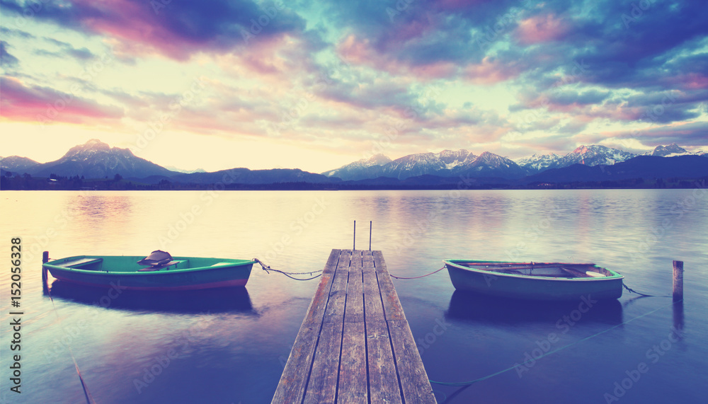 Fototapeta Holzsteg mit 2 Booten am See, Sonnenaufgang