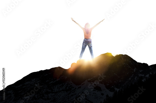 Frau mit ausgebreiteten Armen im Gegenlicht