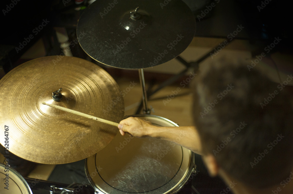 Obraz premium Man playing drums