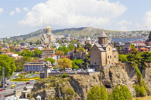 Вид на исторический центр Тбилиси - храм Метехи над рекой Курой (Мтквари). Грузия