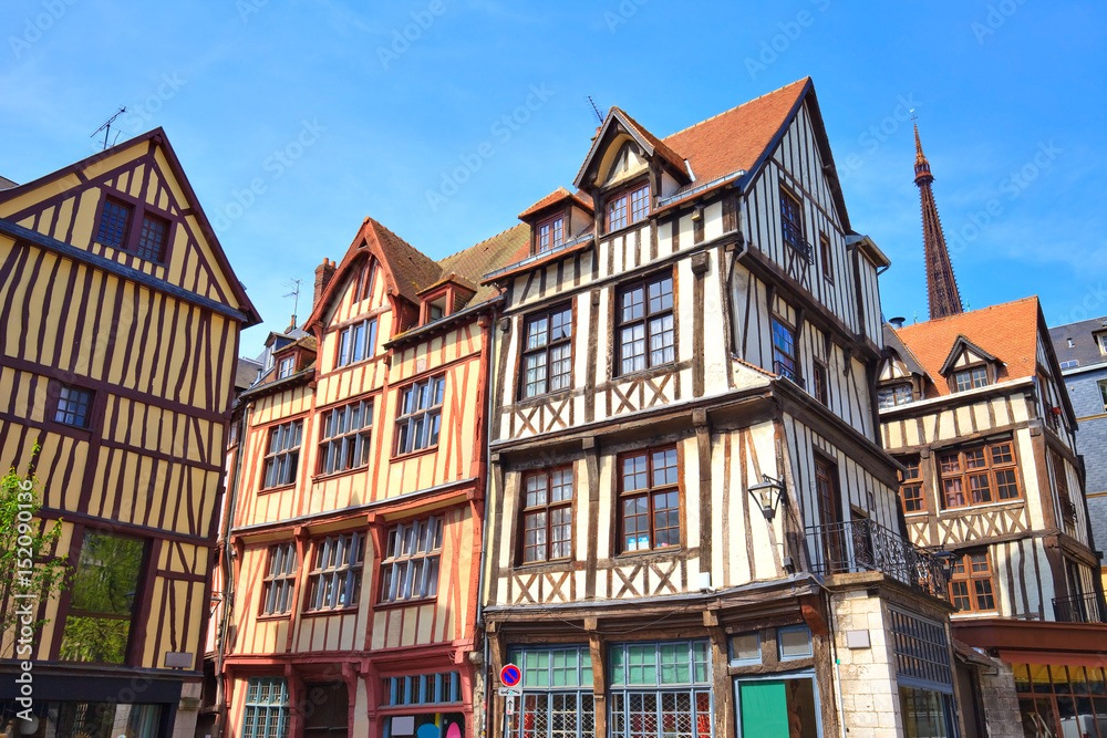 Obraz premium Rouen, vieilles maisons de la place Barthélémy, Normandie