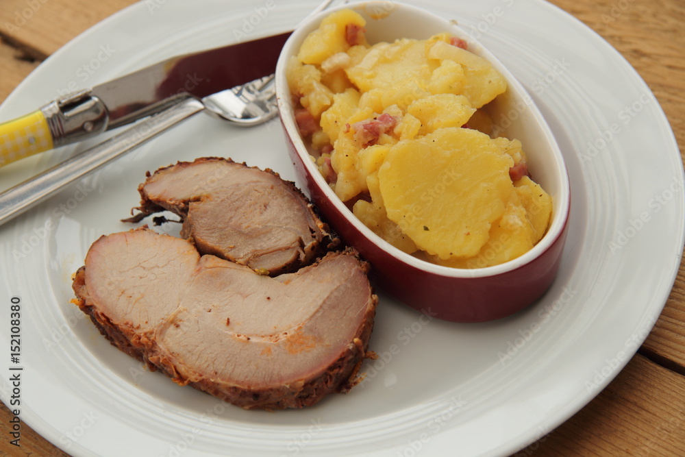 Kalbsbraten mit Kartoffeln und Besteck