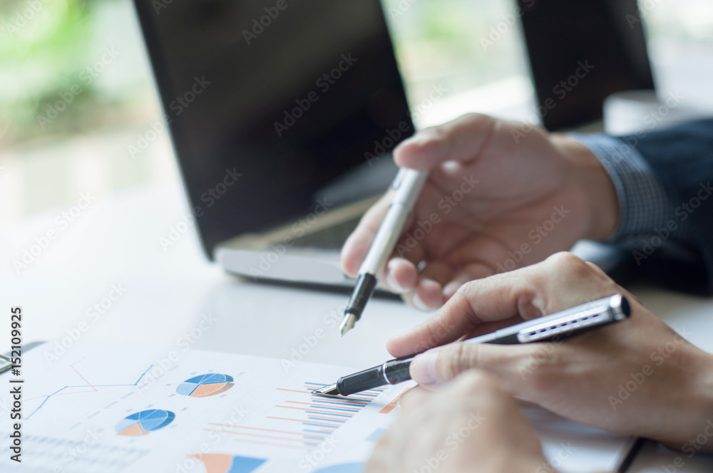 Naklejka premium business executives discussing on data with laptop background