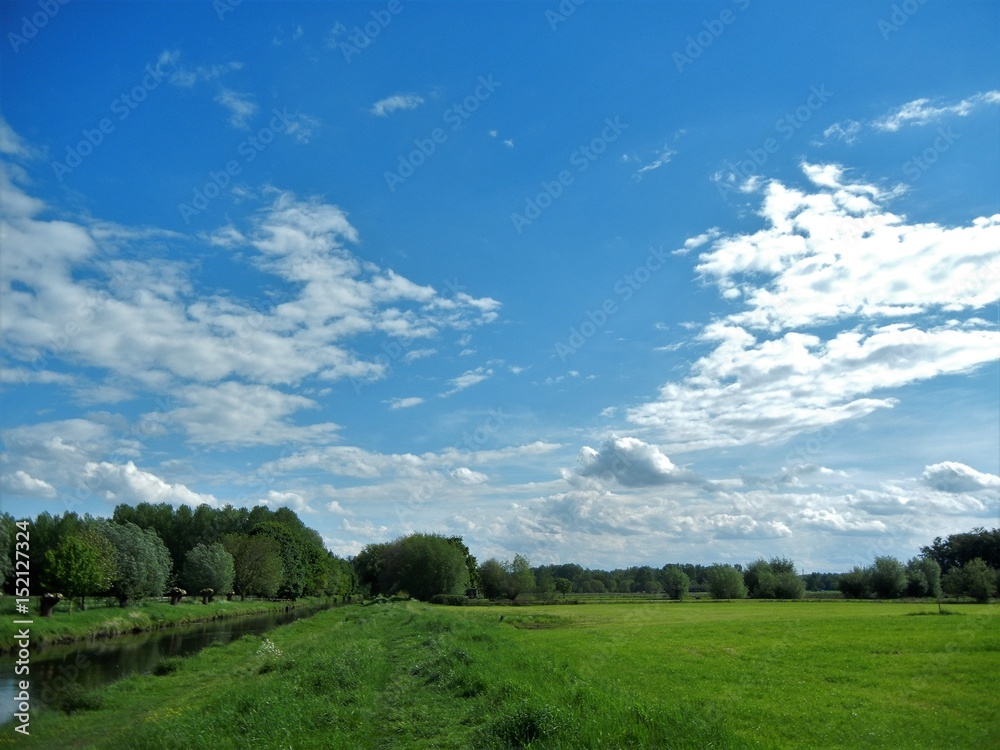 blauer Himmel und Wolken über typischer Niederrheinlandschaft