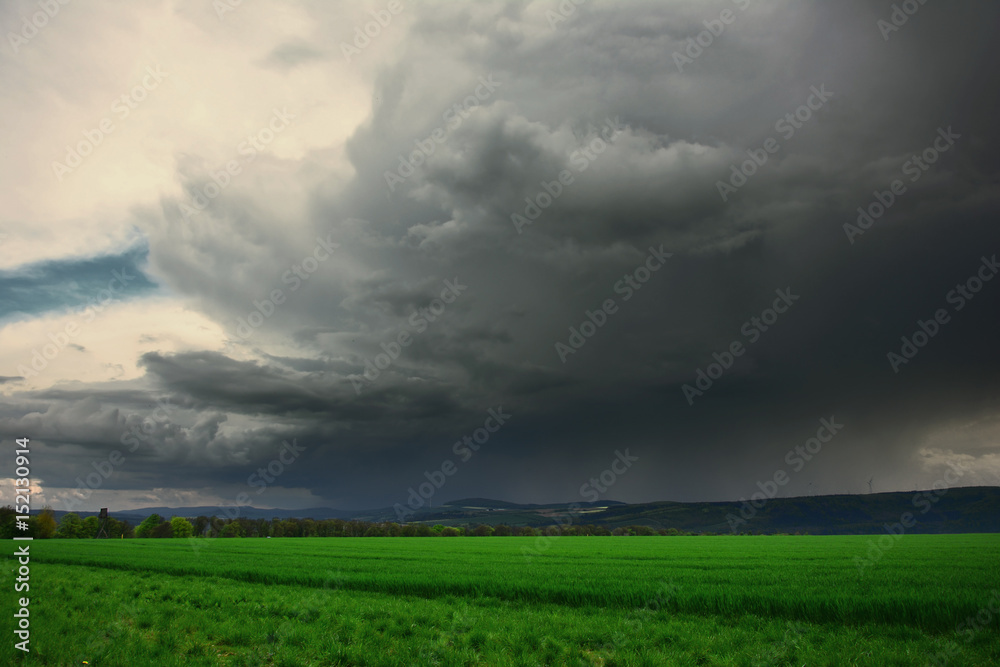 Gewitterfront mit Landschaftspanorama Gewitterfront mit Landschaftspanorama