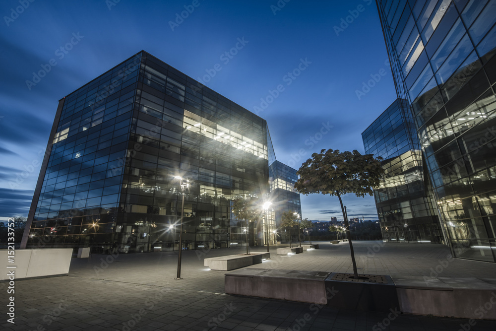 Fototapeta premium Szczecin, Polska-maj 2017: Nowoczesny biurowiec wieczorem