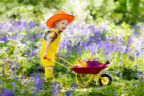 Fototapeta Dzieci w ogrodzie bluebell