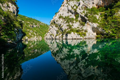 Basses Gorges du Verdon. Un beau reflet de rochers dans l eau calmeet ensoleill  .