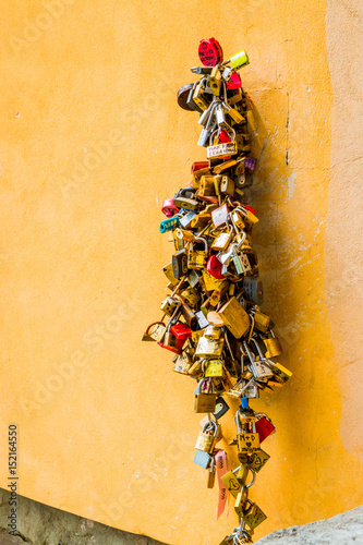 Cadenas de l amour sur le pont Vecchio sur l Arno    Florence