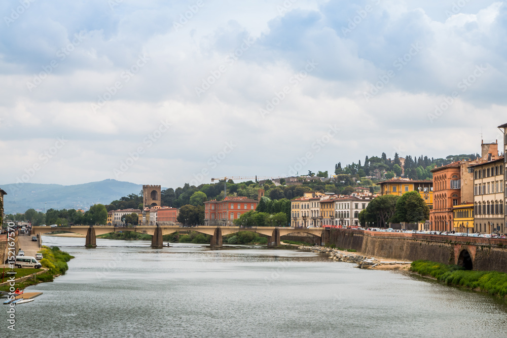 Vue depuis le Pont Vecchio sur l'Arno à Florence