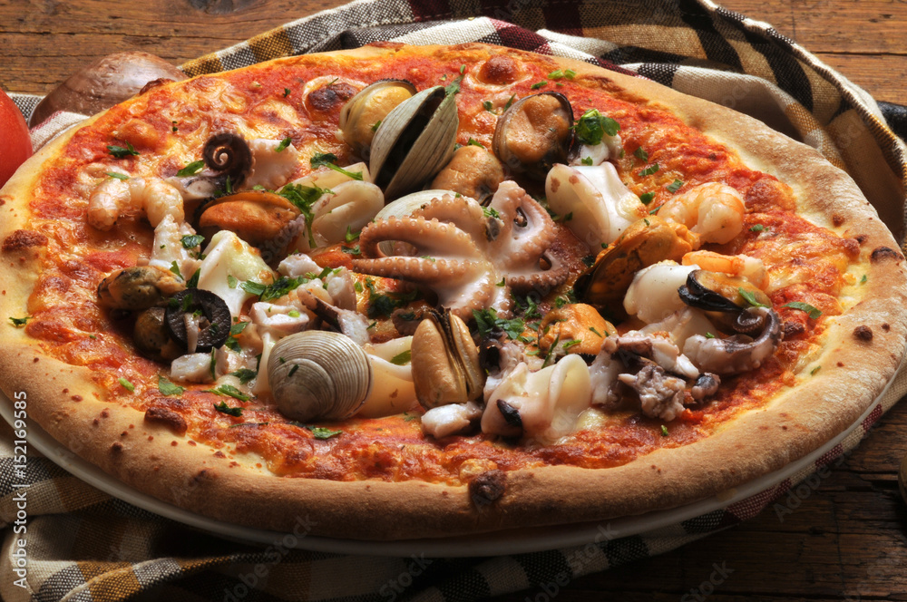 Pizza ai frutti di mare Seafood mit Meeresfrüchten pizzas z owocami פיצה עם  פירות ים morza Пицца с морепродуктами البيتزا مع المأكولات البحرية con los  mariscos s morskými plodmi Stock Photo