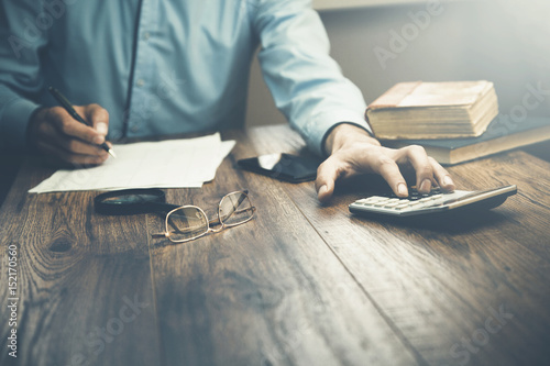 Ταπετσαρία man hand calculator and documents