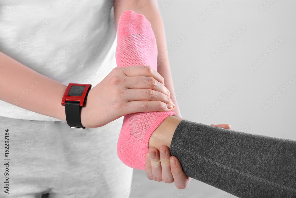 Obraz premium Physiatrist doing foot massage