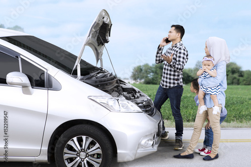 Family frustrated with a broken car © Creativa Images