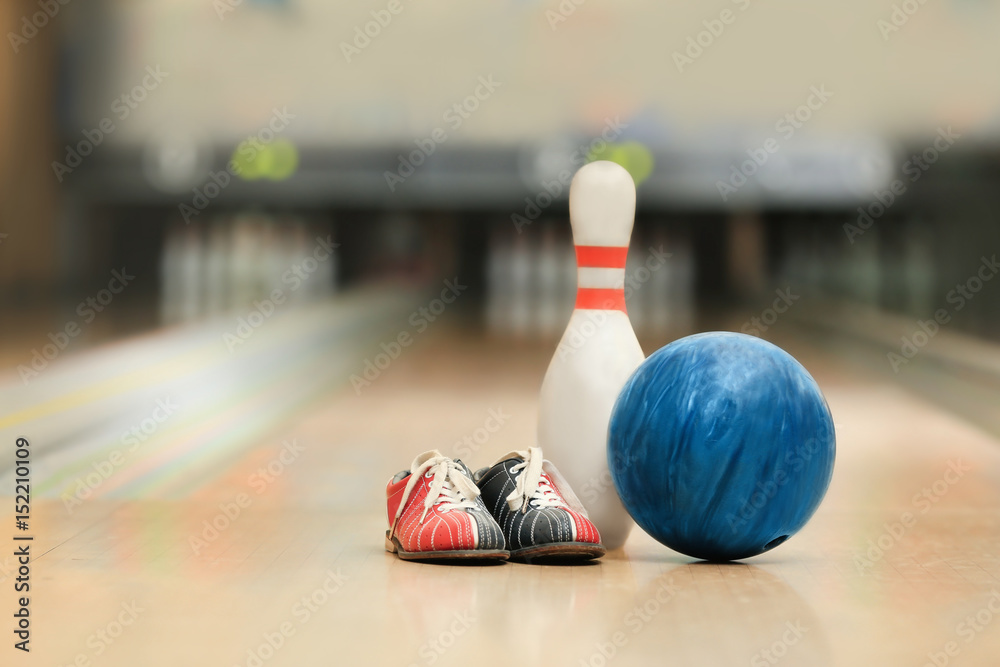Φωτογραφία Ball, pin and shoes on floor in bowling club