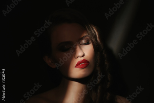 Beautiful young woman on da...