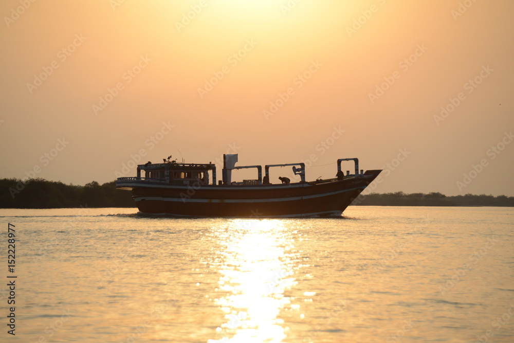 Obraz premium Fischerboot im Sonnenuntergang