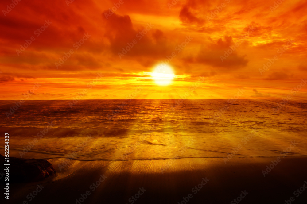 Obraz premium Morning sunrise at sea with golden sky background