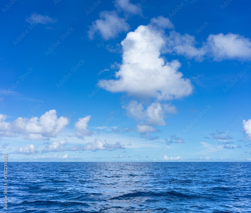 Obraz premium seascape with clouds and blue sky