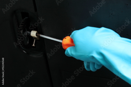 Use four-pointed screwdriver for gear machine maintenance.