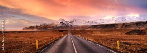 Obraz Horyzont droga i śnieg zakrywał góry, Iceland