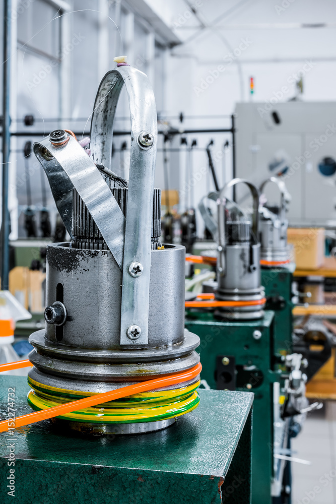Mechanism for making metal braiding. Mechanism for making metal braiding.