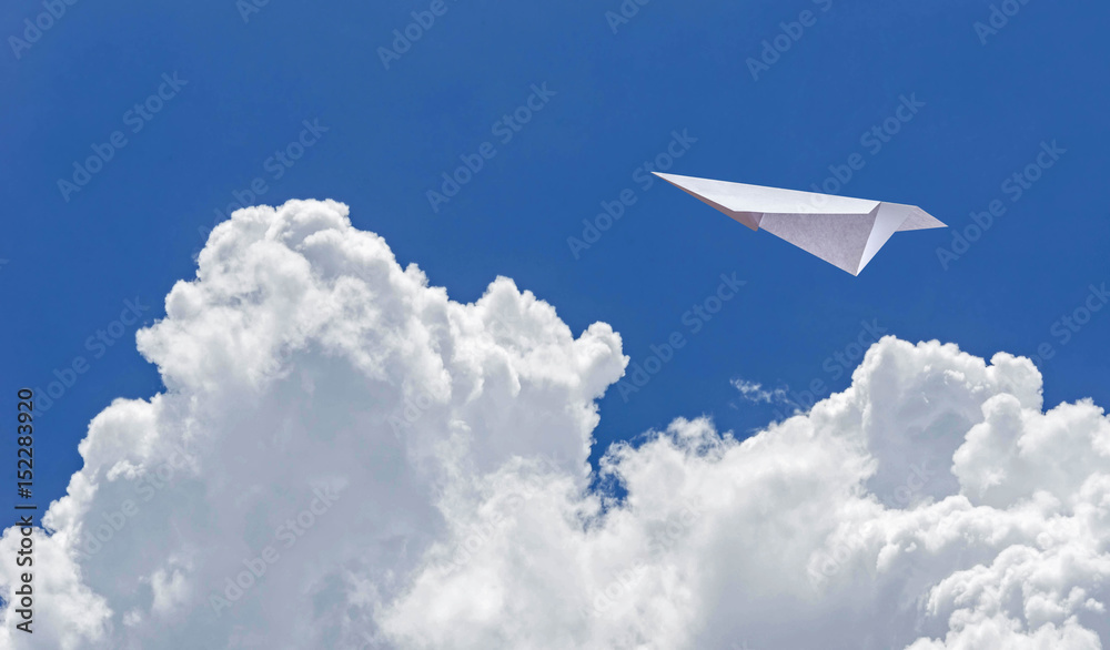 Fototapeta premium concept paper airplane and blue sky background
