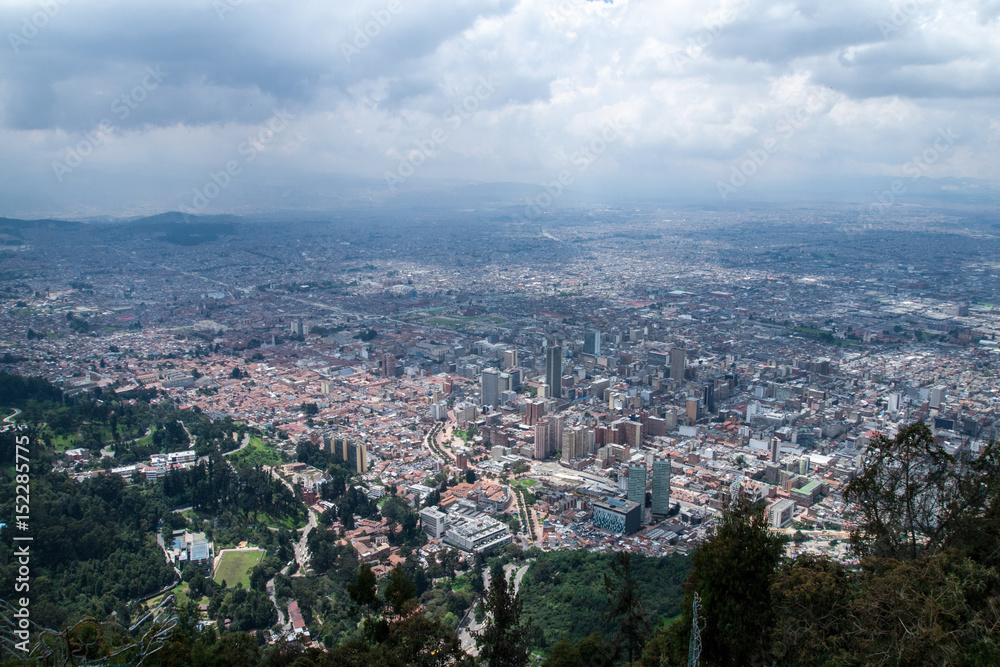 コロンビアのボゴタの市街を丘から一望する