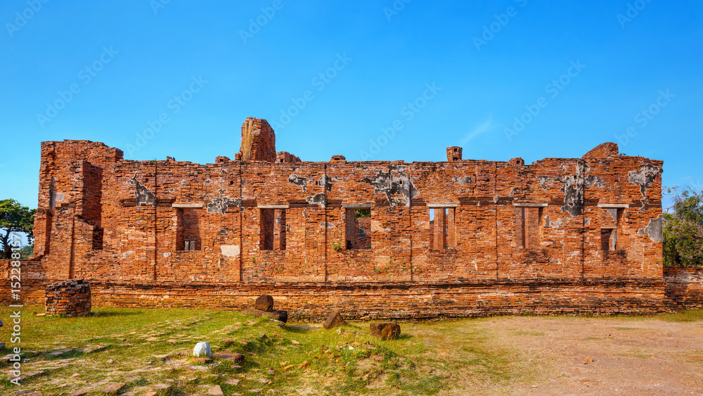 Fototapeta premium Ayutthaya, Thailand - December 20 2016: Wat Phra Si Sanphet temple in Ayutthaya Historical Park, a UNESCO world heritage site.