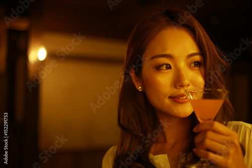 カクテルを飲む女性 © yamasan