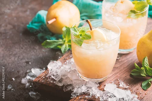 Obraz Sok gruszkowy ze świeżymi owocami