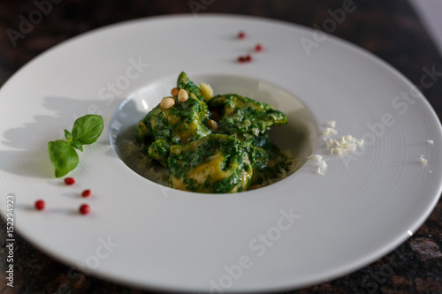 Ravioli mit grünem Pesto und Pinienkernen