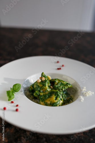 Ravioli mit grünem Pesto und Pinienkernen