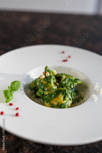 Ravioli mit grünem Pesto und Pinienkernen