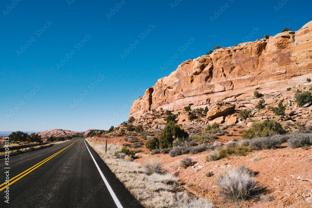 Fototapeta premium Straße in Amerika mit roten Felsen