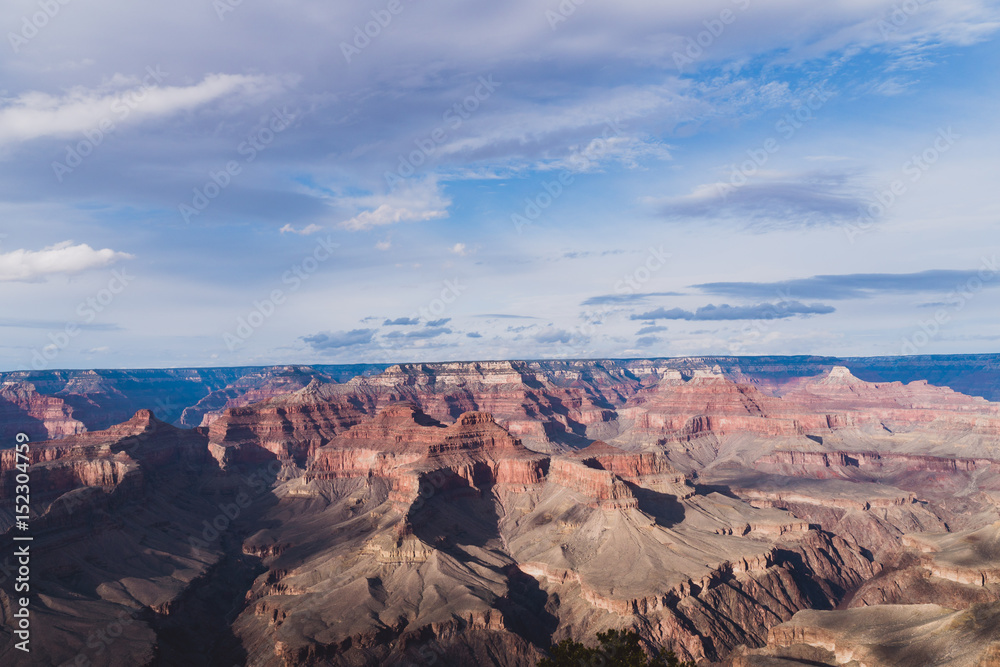 Grand Canyon mit blauem Himmel und Wolken Grand Canyon mit blauem Himmel und Wolken