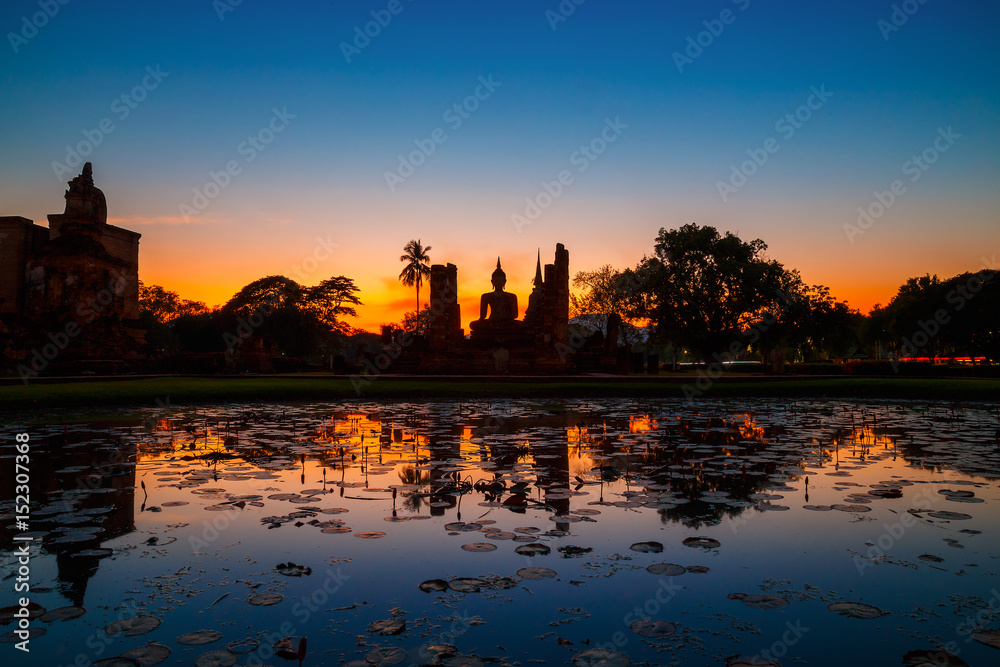 Obraz premium Wat Mahathat Temple at Sukhothai Historical Park, a UNESCO world heritage site in Thailand