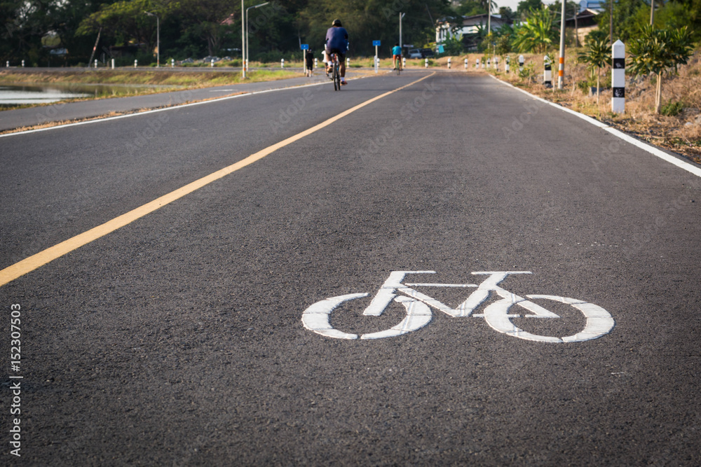 Obraz premium bicycle symbol on lane road 