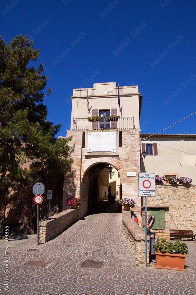 Fiorenzuola di Focara Marche Piazzale Dante Alighieri la porta