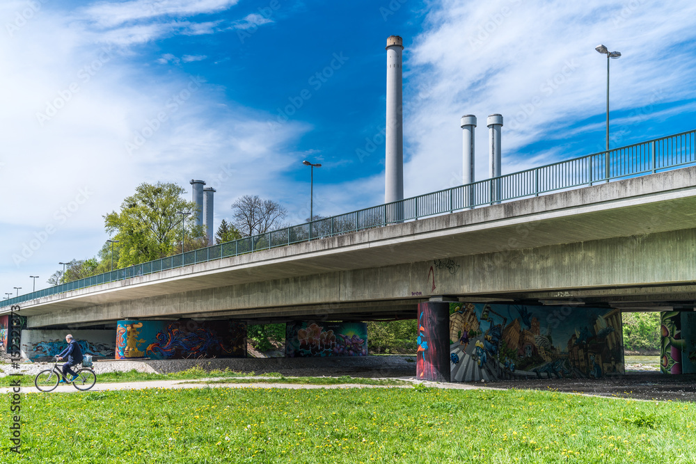 Brudermühlbrücke in München an der Isar vor dem Heizkraftwerk Süd