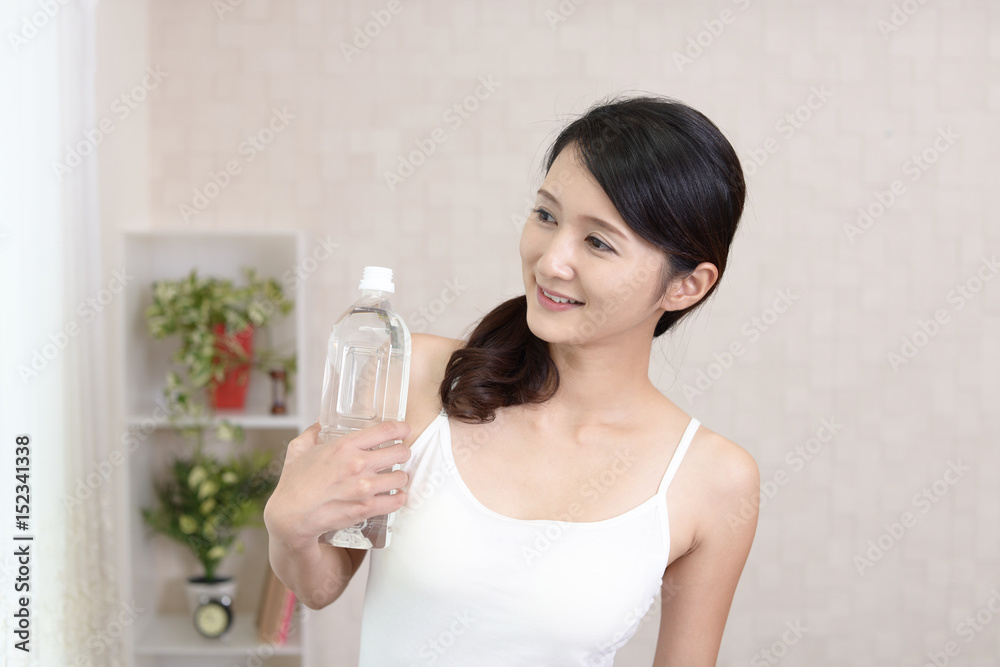 水分補給をする女性 水分補給をする女性